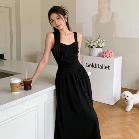 BY18457# 春夏新款法式黑色吊带连衣裙女气质褶皱显瘦修身长裙 服裝批發女裝批發服飾貨源
