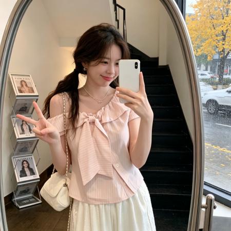 BY18467# 韩系甜美粉色条纹斜肩短袖衬衫女夏季修身收腰设计感别致绝美上衣 服裝批發女裝批發服飾貨源