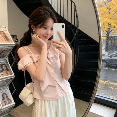 BY18467# 韩系甜美粉色条纹斜肩短袖衬衫女夏季修身收腰设计感别致绝美上衣 服裝批發女裝批發服飾貨源