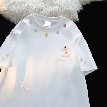 BY18532# 刺绣贴布+纽扣+内里铺布纯棉短袖t恤男女 服裝批發女裝批發服飾貨源