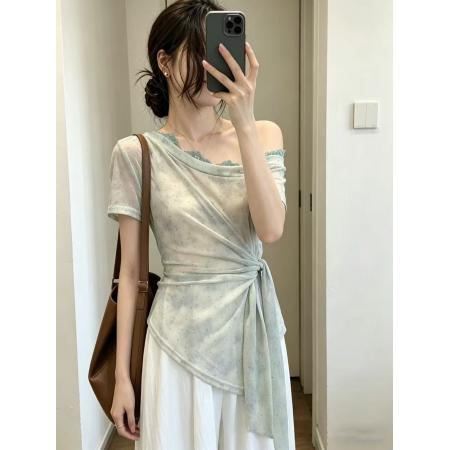 BY18556# 夏上新温柔扎染波点蕾丝拼接斜肩收腰显瘦飘带小衫 服裝批發女裝批發服飾貨源