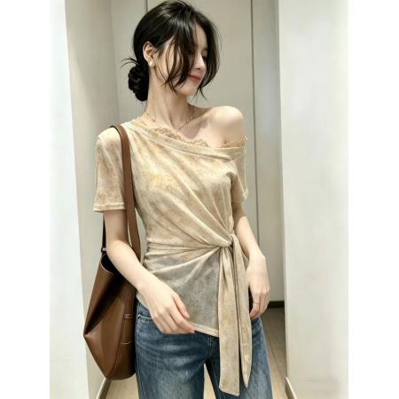 BY18556# 夏上新温柔扎染波点蕾丝拼接斜肩收腰显瘦飘带小衫 服裝批發女裝批發服飾貨源