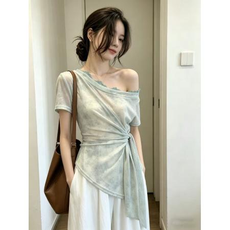 BY18556# 夏上新温柔扎染波点蕾丝拼接斜肩收腰显瘦飘带小衫 服裝批發女裝批發服飾貨源