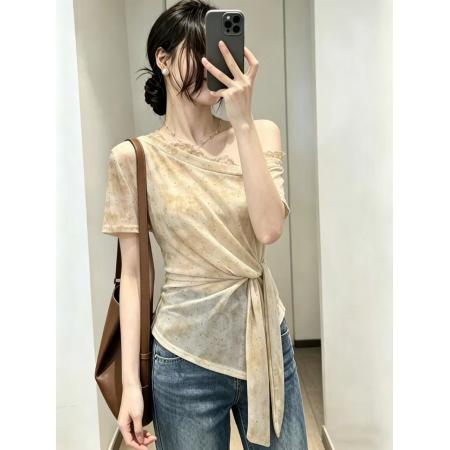 BY18556# 夏上新温柔扎染波点蕾丝拼接斜肩收腰显瘦飘带小衫 服裝批發女裝批發服飾貨源