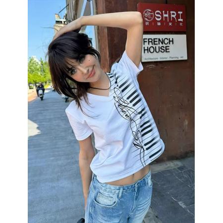 BY18576# 精棉复古琴键印花V领正肩短袖T恤女夏季新款辣妹修身显瘦白色上衣 服裝批發女裝批發服飾貨源