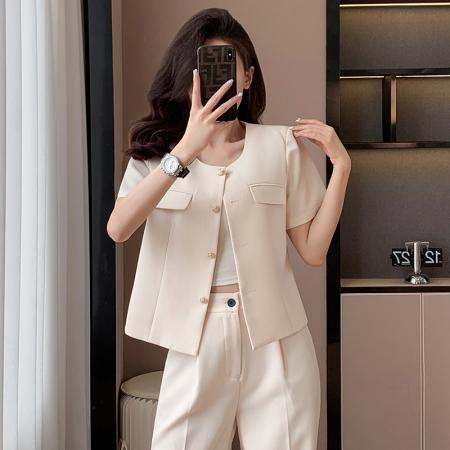 BY18619# 米色短袖西装套装女夏季新款无领设计感短款西服喇叭裤两件套 服裝批發女裝批發服飾貨源
