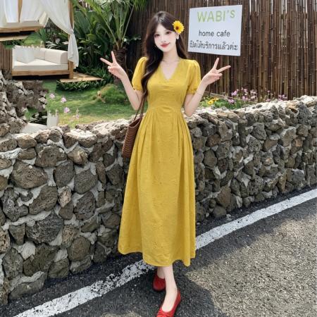BY18636# 大码夏季阳光女孩V领刺绣镂空花花海边度假气质高腰连衣裙女 服裝批發女裝批發服飾貨源