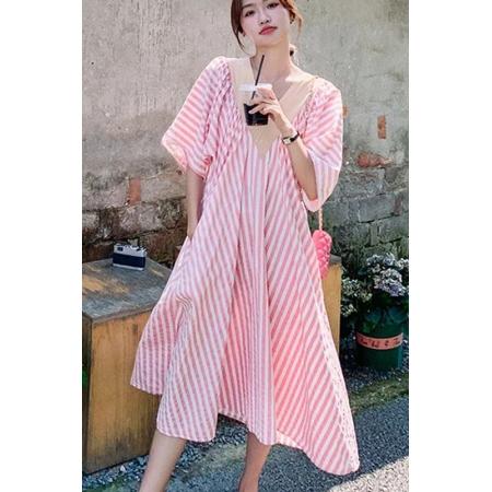 BY18837# 夏季时尚条纹V领连衣裙胖MM特大码300斤宽松遮肚显瘦短袖过膝长裙 服裝批發女裝批發服飾貨源
