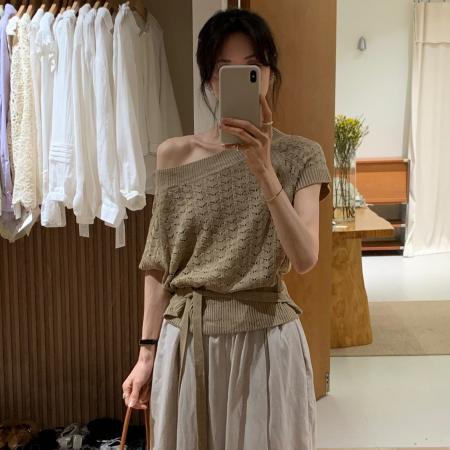 BY18917# 斜肩镂空针织衫女春新款设计感温柔系带收腰气质上衣 服裝批發女裝批發服飾貨源