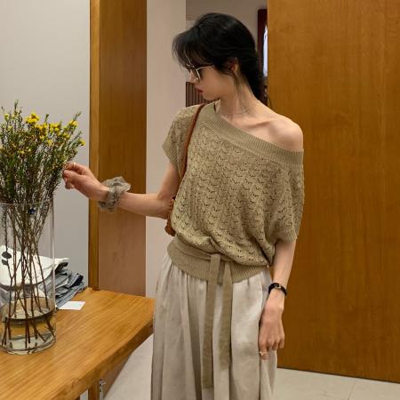 BY18917# 斜肩镂空针织衫女春新款设计感温柔系带收腰气质上衣 服裝批發女裝批發服飾貨源