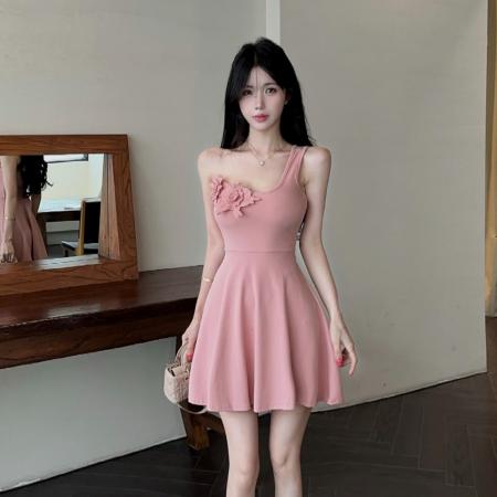 立体花朵单肩连衣裙女夏季新款收腰显瘦A字摆纯欲风短款裙 服裝批發女裝批發服飾貨源