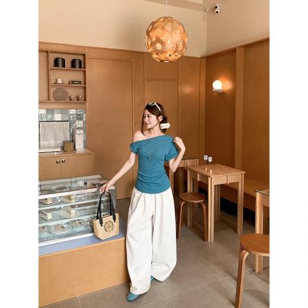 BY19252# 纯欲风蓝色显白斜领露肩短袖t恤女夏季新款收腰显瘦百搭通勤上衣 服裝批發女裝批發服飾貨源