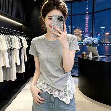 BY19622# 灰色蕾丝拼接下摆修身短袖T恤女新款夏季独特漂亮氛围感上衣 服裝批發女裝批發服飾貨源