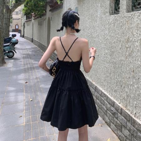BY19690# 夏装新款黑色吊带连衣裙性感V领心机收腰蓬蓬大摆小黑裙 服裝批發女裝批發服飾貨源