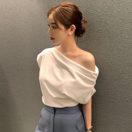 BY19724# 法式小众不规则斜肩爆款上衣女夏设计感时尚宽松露肩短袖T恤 服裝批發女裝批發服飾貨源