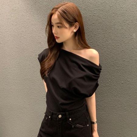 BY19724# 法式小众不规则斜肩爆款上衣女夏设计感时尚宽松露肩短袖T恤 服裝批發女裝批發服飾貨源