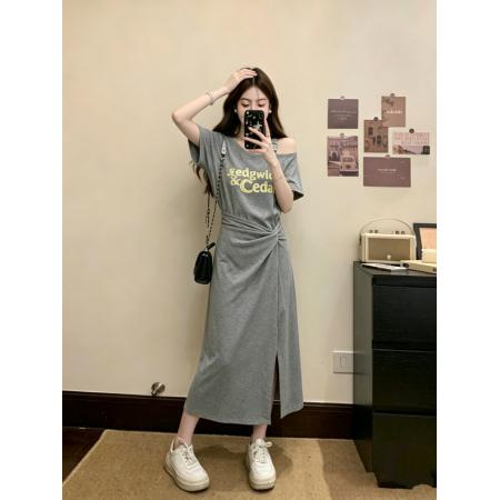 大码女装夏季新款韩版短袖设计感斜肩字母印花扭结褶皱连衣裙 服裝批發女裝批發服飾貨源