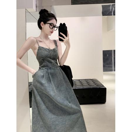 复古V领牛仔吊带连衣裙女甜辣高级感气质收腰百搭A字长裙 服裝批發女裝批發服飾貨源