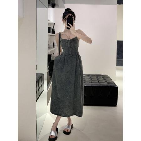 复古V领牛仔吊带连衣裙女甜辣高级感气质收腰百搭A字长裙 服裝批發女裝批發服飾貨源