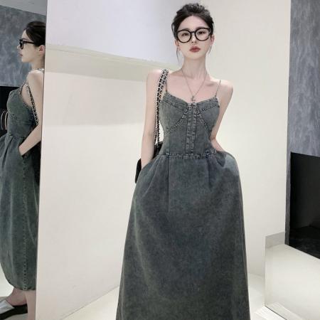 复古V领牛仔吊带连衣裙女甜辣高级感气质收腰百搭A字长裙 服裝批發女裝批發服飾貨源