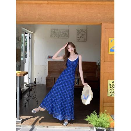 法式气质蓝色格纹连衣裙女性感V领吊带裙收腰显瘦旅游度假A字长裙 服裝批發女裝批發服飾貨源
