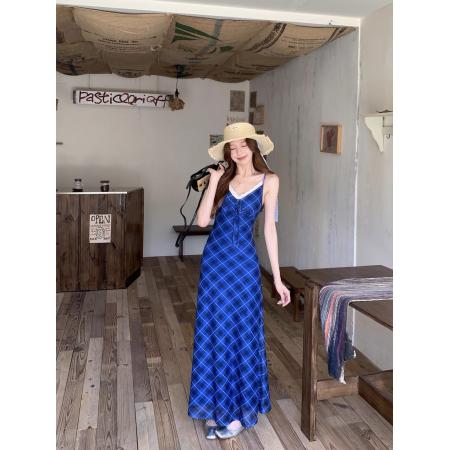 法式气质蓝色格纹连衣裙女性感V领吊带裙收腰显瘦旅游度假A字长裙 服裝批發女裝批發服飾貨源