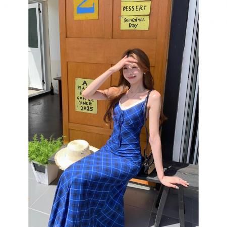 法式气质蓝色格纹连衣裙女性感V领吊带裙收腰显瘦旅游度假A字长裙 服裝批發女裝批發服飾貨源