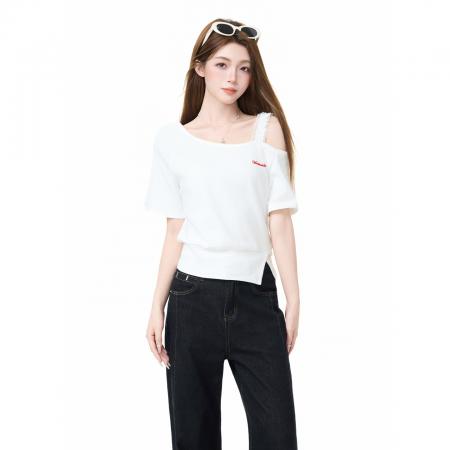 白色斜领露肩辣妹短袖T恤女夏季设计感收腰显瘦绝美上衣 服裝批發女裝批發服飾貨源