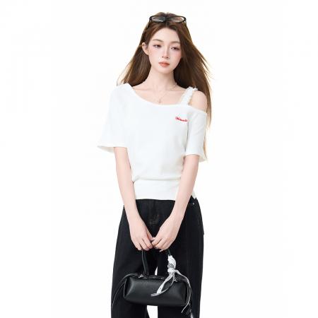 白色斜领露肩辣妹短袖T恤女夏季设计感收腰显瘦绝美上衣 服裝批發女裝批發服飾貨源