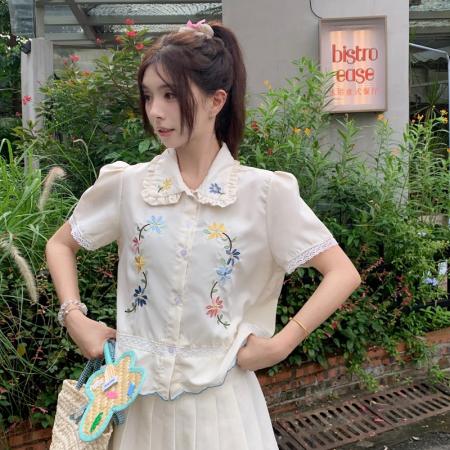 BY20354# 复古甜美碎花刺绣娃娃领衬衫女夏季新款设计感别致短袖上衣  服裝批發女裝批發服飾貨源