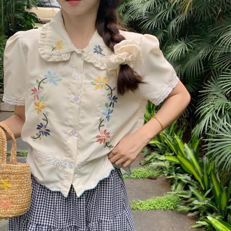 BY20354# 复古甜美碎花刺绣娃娃领衬衫女夏季新款设计感别致短袖上衣  服裝批發女裝批發服飾貨源