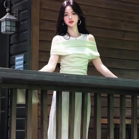 BY20468# 假两件撞色拼接显白多巴胺绿色上衣女夏一字肩领露肩显瘦  服裝批發女裝批發服飾貨源