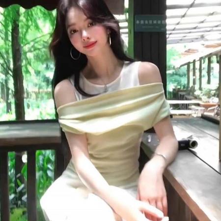 BY20468# 假两件撞色拼接显白多巴胺绿色上衣女夏一字肩领露肩显瘦  服裝批發女裝批發服飾貨源