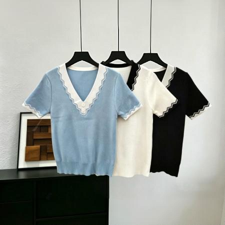 撞色V领冰丝短袖针织衫女夏新款白色上衣气质小众设计感纽扣  服裝批發女裝批發服飾貨源