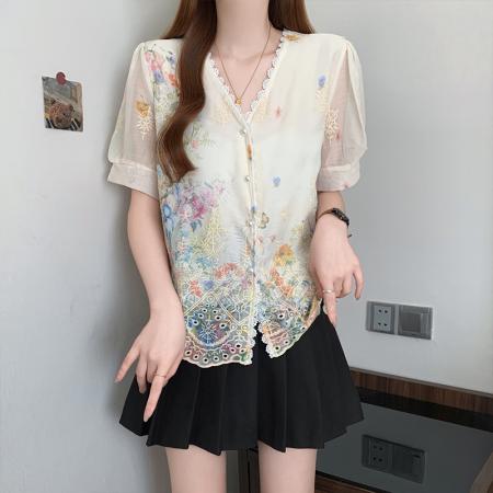 BY20812# 夏季新款大码女装时尚减龄V领碎花刺绣设计短款衬衫上衣  服裝批發女裝批發服飾貨源