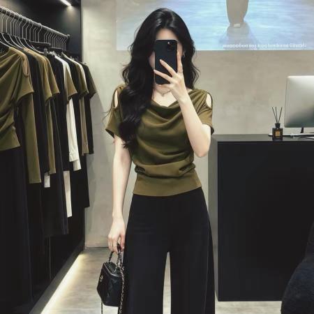 BY20947# 墨绿色荡领简约露肩修身短袖T恤女夏季显瘦减龄休闲洋气上衣  服裝批發女裝批發服飾貨源
