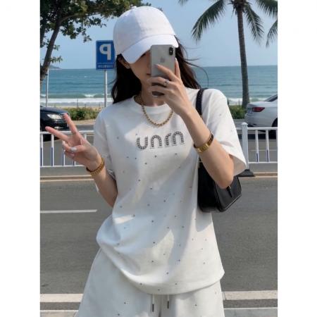 BY20953# 高级感重工字母镶钻休闲套装女夏季时尚宽松T恤短裤两件套  服裝批發女裝批發服飾貨源