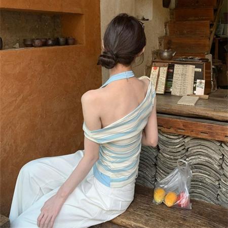 BY20986# 棉无袖t恤女新款夏设计感蓝色条纹假两件露肩斜肩上衣  服裝批發女裝批發服飾貨源