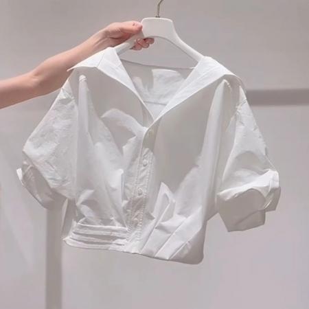 BY21268# 高品质超好看白色翻领泡泡袖衬衫女夏季慵懒风宽松短款上衣 服裝批發女裝批發服飾貨源