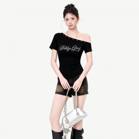 BY21281# 黑色斜肩短袖t恤女夏季新款修身短款露肩设计感辣妹上衣 服裝批發女裝批發服飾貨源