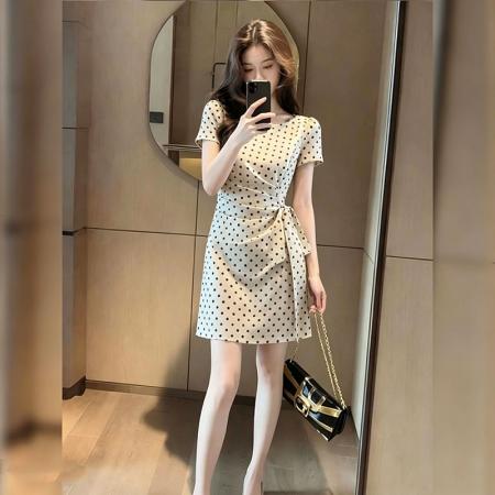 BY21434# 温柔风波点连衣裙女夏新款设计感系带褶皱气质收腰显瘦a字裙 服裝批發女裝批發服飾貨源