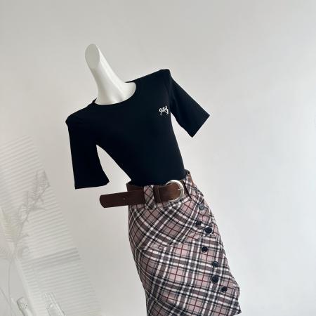 BY21456# 黑色针织中袖短袖上衣女通勤+格纹包臀中裙 服裝批發女裝批發服飾貨源