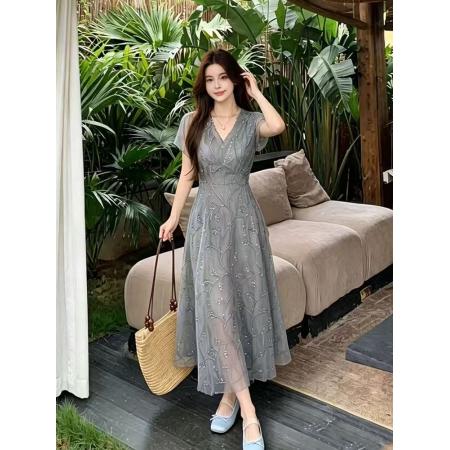 法式轻奢钉珠V领灰色连衣裙女夏...
