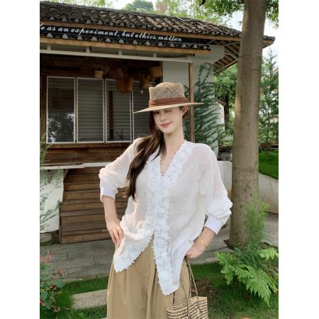 BY21528# 夏季新款花边拼接V领落肩袖雕花重工防晒衬衫上衣  服裝批發女裝批發服飾貨源