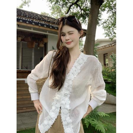 BY21528# 夏季新款花边拼接V领落肩袖雕花重工防晒衬衫上衣  服裝批發女裝批發服飾貨源