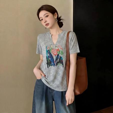 BY21639# 薄款针织灰色V领正肩短袖T恤女夏季新款小衫胖mm洋气减龄上衣  服裝批發女裝批發服飾貨源