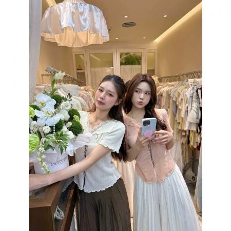 BY21913# 夏季新款韩系蕾丝拼接V领设计感短袖针织上衣女休闲百搭 服裝批發女裝批發服飾貨源