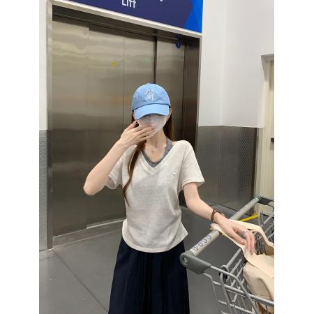 BY22508# 短袖t恤女装夏季新款潮韩系设计感简约纯色假两件V领上衣 服裝批發女裝批發服飾貨源