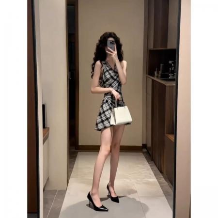 BY22529# 法式复古气质辣妹V领格纹无袖连衣裙夏季新款休闲掐腰短裙女 服裝批發女裝批發服飾貨源