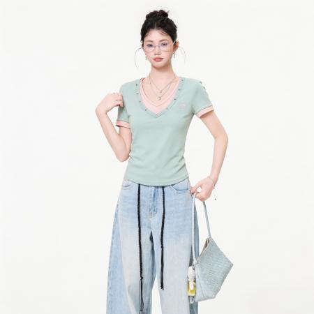 BY22738# 假两件绿色V领正肩短袖T恤女夏季设计感铆钉修身显瘦上衣  服裝批發女裝批發服飾貨源
